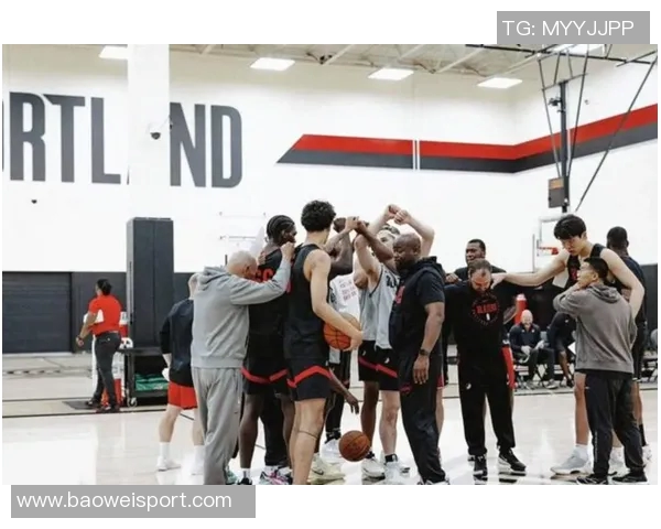 里斯与弟弟换新造型观战猛龙赛场弟弟为猛龙下属球队新星球员